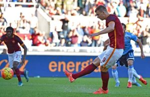 20151108_110602_Roma-Lazio-rigore-Dzeko---8