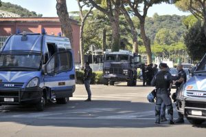 Derby Roma-Lazio, forze dell'ordine e tifosi fuori lo stadio Olimpico