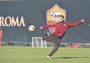 Francesco Totti of As Roma in action during a training session at Trigoria Sports Center in Rome, 4 January 2015. ANSA/LUCIANO ROSSI/AS ROMA