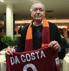 L'ex giocatore della Roma, Dino Da Costa, con la maglia personalizzata nell'area premium durante il derby Roma-Lazio, allo stadio Olimpico di Roma, 8 aprile 2013. ANSA/ALESSANDRO DI MEO