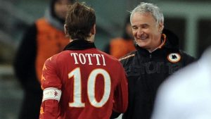 Claudio Ranieri, all'epoca allenatore della Roma, saluta il capitano Francesco Totti mentre esce per una sostituzione durante la partita contro il Cagliari allo stadio Olimpico di Roma, in una immagine del 22 gennaio 2011. ANSA/ROBERTO TEDESCHI