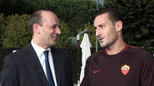 07/10/2015, IL DIRETTORE DEL CdS ALESSANDRO VOCALELLI E GUIDO D'UNBALDO A TRIGORIA PER CONSEGNARE IL DVD "TOTTI 300 GOL" AL CAPITANO GIALLOROSSO, PRESENTI ANCHE RUDI GARCIA E MAURO BALDISSONI. (Foto Bartoletti)